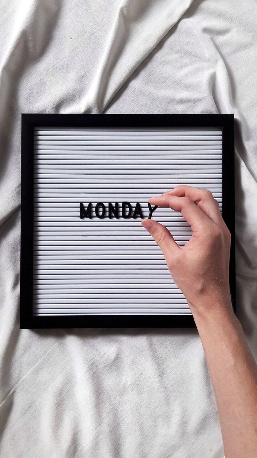 সোমবার জন্ম হলে কেমন স্বভাব হয় জাতক-জাতিকাদের?