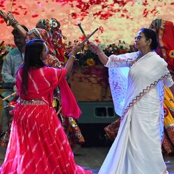 দোলযাত্রা ও হোলির মিলন উৎসবে মঞ্চে গরবার তালে মমতা (Photo by Samir Jana/ Hindustan Times) (Hindustan Times)