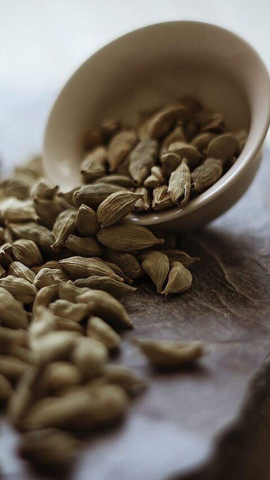 রাতে ঘুমানোর আগে ২টি এলাচ খেলে কী হয়?