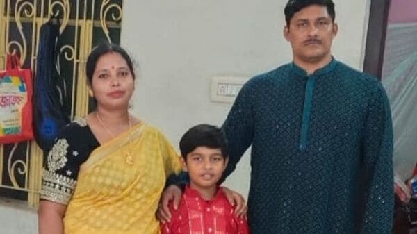 বাবা-মায়ের সঙ্গে ছোট্ট অনীক বাবা-মায়ের সঙ্গে ছোট্ট অনীক