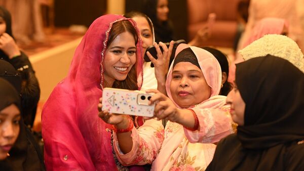 প্রিয়দর্শিনী হাকিমের সঙ্গে ছবি তুলতে ব্যস্ত মহিলারা প্রিয়দর্শিনী হাকিমের সঙ্গে ছবি তুলতে ব্যস্ত মহিলারা