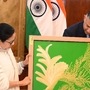 লন্ডনে ভারতীয় হাইকমিশনার বিক্রম ডোরস্বামীকে তাঁর নিজের আঁকা ছবিও এদিন উপহার দেন মমতা বন্দ্যোপাধ্যায়। বিক্রম ডোরস্বামীর হাতে দেখা যায় মমতার লেখা ‘কবিতা বিতান’ বইটিও।