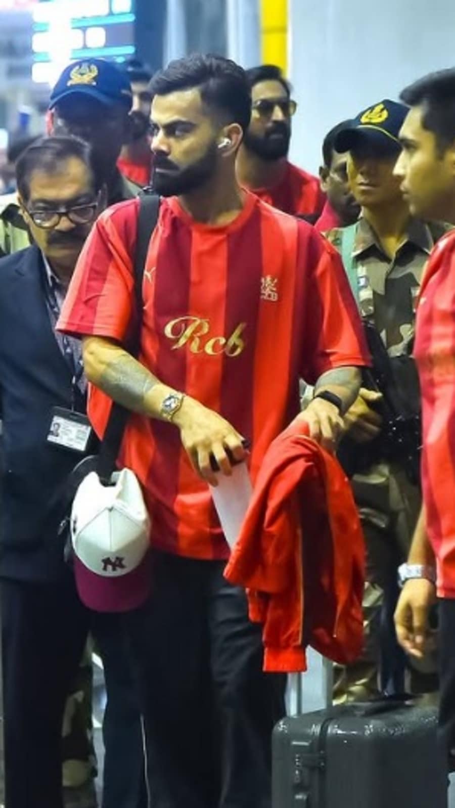 বিরাটের এই রোলেক্সের ঘড়িতে ১৮ ক্যারেট সোনা! দাম কত কোটি?