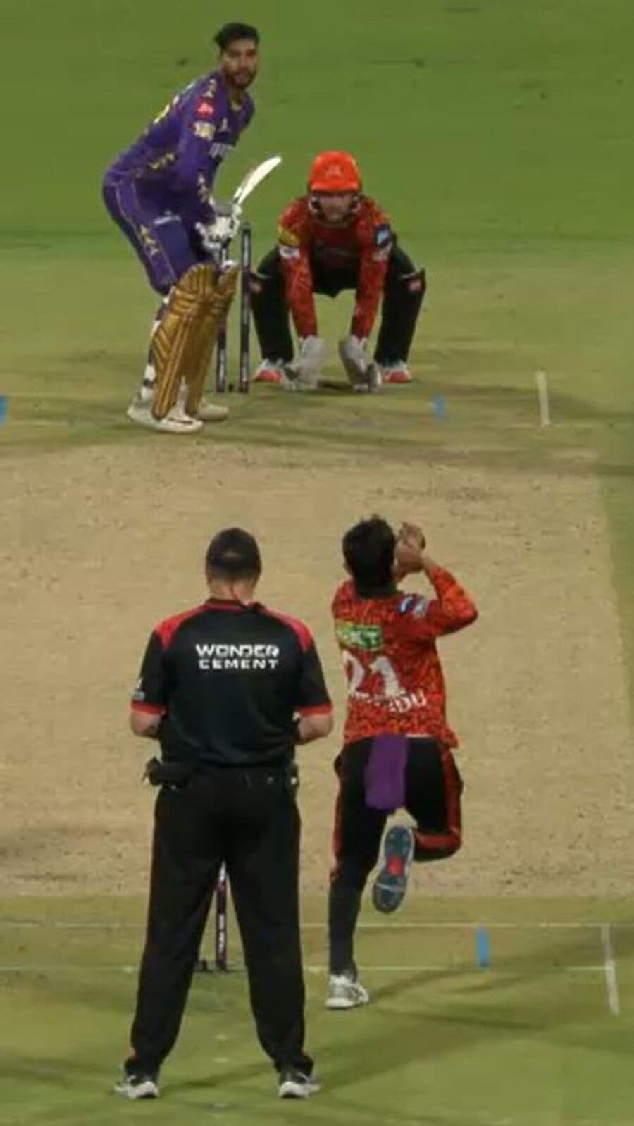 থ্রি ইডিয়টসের ভাইরাসকে মনে আছে? এই পাঁচ বোলারও ওনার মতে দু-হাতেই কাজ পারেন!