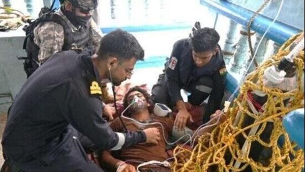 মাঝ-সমুদ্রে পাকিস্তানি মৎস্যজীবী, অপারেশন করে প্রাণ বাঁচাল ভারতীয় নৌসেনা মাঝ-সমুদ্রে পাকিস্তানি মৎস্যজীবী, অপারেশন করে প্রাণ বাঁচাল ভারতীয় নৌসেনা