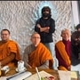 দার্জিলিং-এ বৌদ্ধ সন্ন্যাসীদের সঙ্গে কার্তিক আরিয়ান