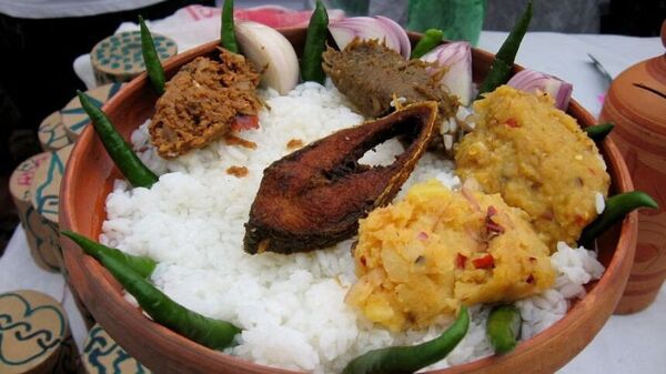 পান্তা ইলিশ বাংলাদেশের পয়লা বৈশাখ সংস্কৃতির অঙ্গ! শুরু কীভাবে? আর কী থাকে পাতে