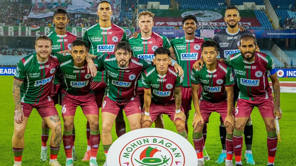 ভারতীয় ফুটবলের অন্যান্য দলগুলো যখন সুপার কাপে মন দিচ্ছে, তখন মোহনবাগান ক্লাব সুপার কাপকে এড়িয়েই মন দিয়েছে দলবদলের বাজারে। শোনা যাচ্ছিল সুপার কাপে তাঁরা রিজার্ভ বেঞ্চকে দেখে নেবে। এরই মধ্যে তাঁদের টিম ম্যানেজমেন্ট যে মাঠের বাইরে কাজ ভালোভাবেই চালিয়ে যাচ্ছেন, সেই খবরই প্রকাশ্যে চলে এল। ছবি- এমবিএসজি (এক্স)
