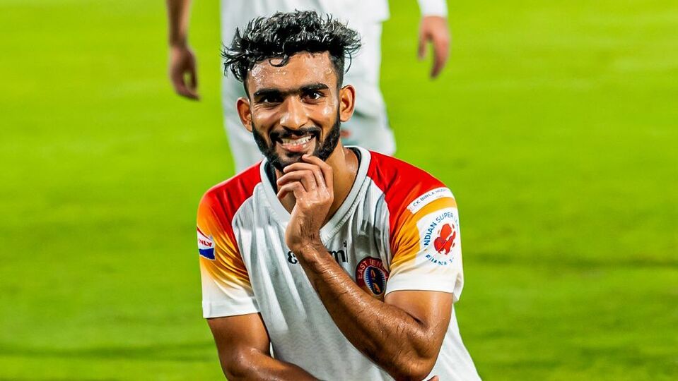 সংবাদ প্রতিদিনের ওয়েবসাইটের সেই প্রতিবেদনে দাবি করা হয়েছে খোদ মোহনবাগান সুপার জায়ান্টের কর্ণধার সঞ্জীব গোয়েঙ্কা নাকি চেয়েছিলেন এই ফুটবলারকে দলে নিতে। এই খবর প্রকাশ্যে আসতেই শোরগোল শুরু হয়ে গেছে ময়দানে। কারণ এই সংবাদপত্রের সঙ্গে জড়িত রয়েছেন বাগানের প্রাক্তন সচিব সৃঞ্জয় বোস। পাশাপাশি এই বছর মোহনবাগানেও নির্বাচন রয়েছে। তাই তাঁর আগে সমর্থকদের মন জয়ের চেষ্টা করবে সব পক্ষই। তাই সঞ্জীব গোয়েঙ্কারও সাফল্যেও ভাগ বসানোর চেষ্টায় থাকবে, দুই গোষ্ঠিই। ছবি- ইস্টবেঙ্গল