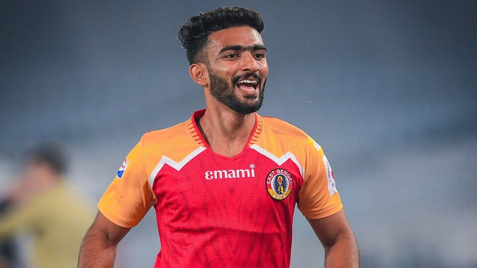 বাংলা দৈনিক সংবাদপত্র সংবাদ প্রতিদিনের খবর অনুযায়ী মোহনবাগানে আগামী মরশুমে সই করতে চলেছেন ইস্টবেঙ্গলের এই ফুটবলার। পিভি বিষ্ণুর এজেন্টের সঙ্গে ইতিমধ্যেই কথাবার্তা প্রায় পাকা হয়ে গেছে সবুজ মেরুন শিবিরের। আগামী বছর এএফসির লিগে খেলবে মোহনবাগান, তাই তাঁর আগে স্রেফ সুপার কাপে নজর না দিয়ে ভালো দল গড়া ও ভালো রিজার্ভ বেঞ্চ তৈরিতে মন দিয়েছে বাগান ম্যানেজমেন্ট। ছবি- ইস্টবেঙ্গল