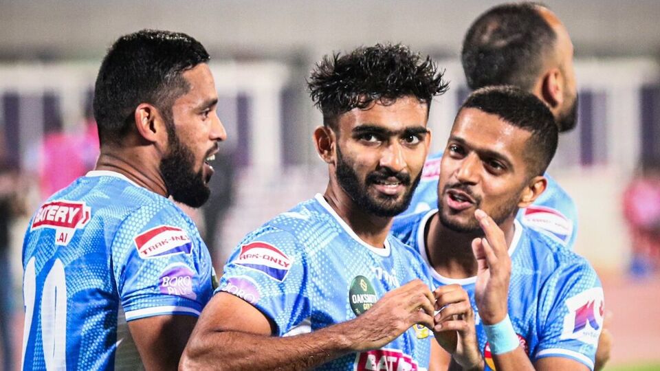 মোহনবাগানে অজি বিশ্বকাপারদের সঙ্গেই আগামী বছর খেলতে দেখা যাবে ইস্টবেঙ্গলের তরুণ উইংগার বিষ্ণুকে। এবারের আইএসএলে বহু ম্যাচেই তিনি নজর কেড়েছিলেন। ফলে তাঁর দিকে শুধু মোহনবাগান সুপার জায়ান্টেরই নয়, আরও অনেক দলেরই নজর ছিল। কিন্তু সব বাধা টপকে নাকি চিরপ্রতিদ্বন্দী দলের অন্যতম সেরা ভারতীয় তারকাকে সই করাতে চলেছে মোহনবাগান। (ছবি:এক্স @eastbengal_fc) 
