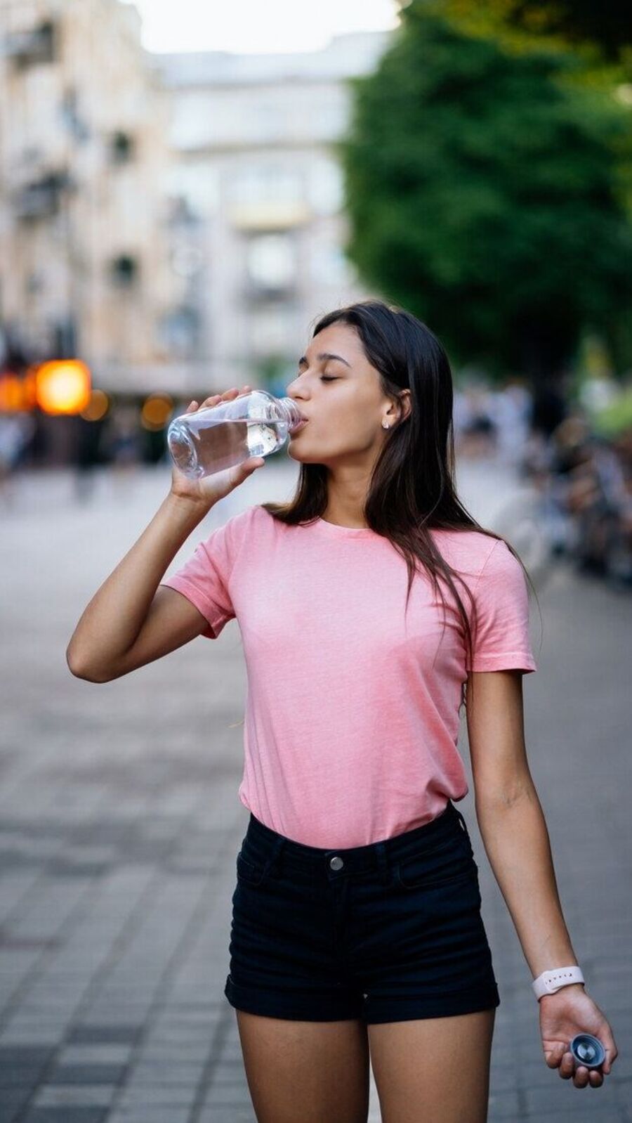 দাঁড়িয়ে জল খেলে শরীরের কী কী ক্ষতি? বসে জল খাওয়াই কি সঠিক পদ্ধতি