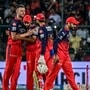 IPL 2025-এ বল হাতে সেঞ্চুরি করে তাক লাগালেন হেজেলউড, DC-র বিরুদ্ধে ম্যাচে প্রথম নো-বল হল RCB-র তরফে। ছবি: এএফপি