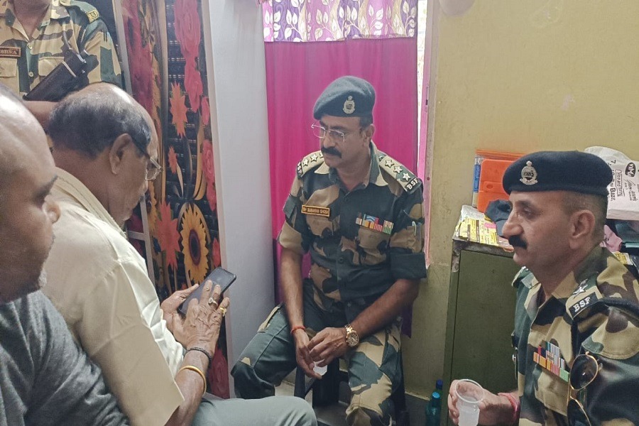 পূর্ণম কুমার সাউয়ের বাড়িতে বিএসএফ কর্তারা। পূর্ণম কুমার সাউয়ের বাড়িতে বিএসএফ কর্তারা।