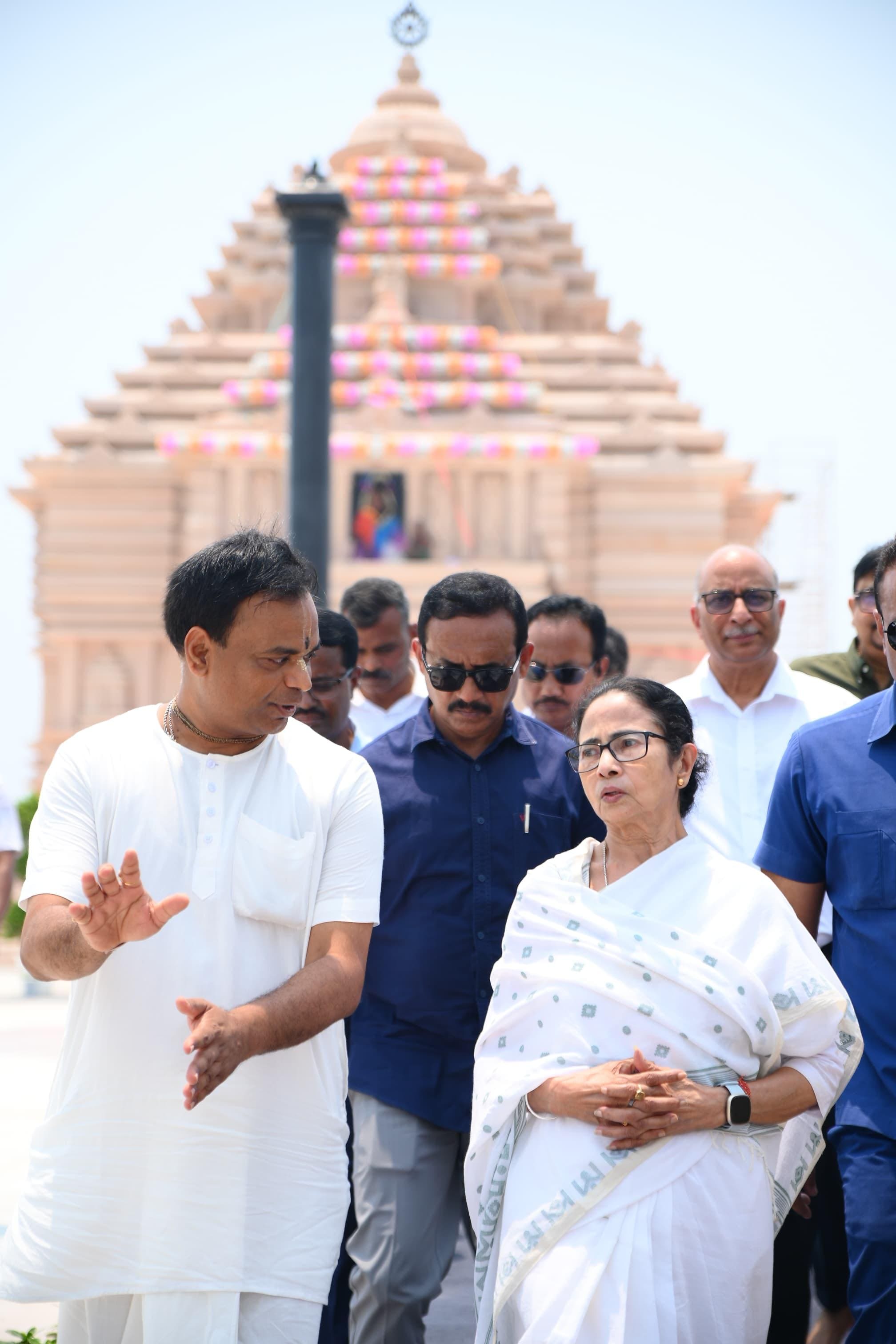 পরিদর্শনে মমতা বন্দ্যোপাধ্যায়। পরিদর্শনে মমতা বন্দ্যোপাধ্যায়।