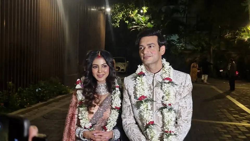 বিয়ের সাজে 'ফুলকি'র রোহিত ও শালিনী। বিয়ের সাজে 'ফুলকি'র রোহিত ও শালিনী।