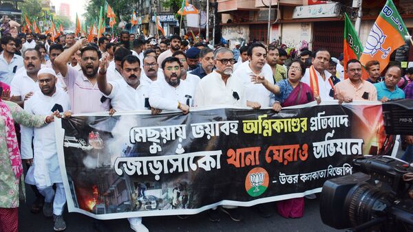 বড়বাজারের হোটেলে অগ্নিকাণ্ডের প্রতিবাদে বিজেপির মিছিল ও থানা ঘেরাও কর্মসূচি। শুক্রবারের (২ মে, ২০২৫) ছবি। বড়বাজারের হোটেলে অগ্নিকাণ্ডের প্রতিবাদে বিজেপির মিছিল ও থানা ঘেরাও কর্মসূচি। শুক্রবারের (২ মে, ২০২৫) ছবি।