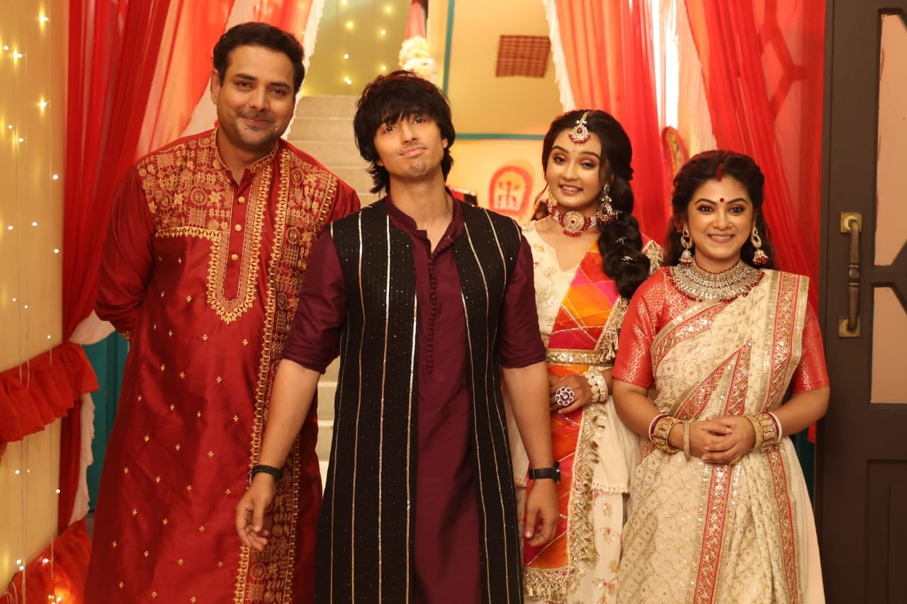 সিংহ রায় পরিবারে উৎসবে ‘ভিডিয়ো বৌমা’ থেকে দেখা যাবে আকাশ আর মাটি অর্থাৎ আরিয়ান এবং রিখিয়াকে সিংহ রায় পরিবারে উৎসবে ‘ভিডিয়ো বৌমা’ থেকে দেখা যাবে আকাশ আর মাটি অর্থাৎ আরিয়ান এবং রিখিয়াকে