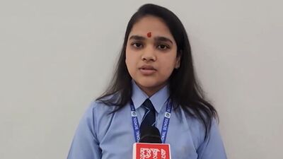 সিবিএসই দ্বাদশ শ্রেণি পরীক্ষায় ৫০০ নম্বরের মধ্যে ৪৯৯ নম্বর পেলেন সাভি জৈন। (ছবি সৌজন্যে পিটিআই)