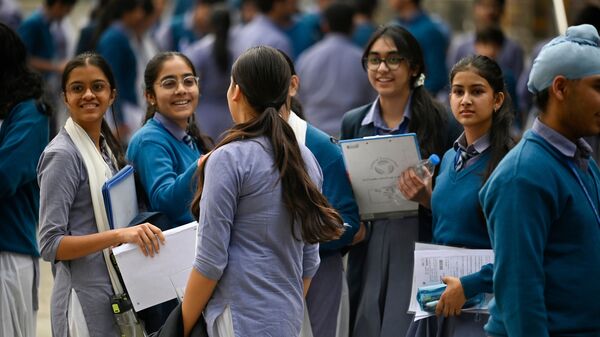 CBSE দ্বাদশে ছেলেদের প্রায় ৬ গোল দিল মেয়েরা! পাশের হারে ‘ফার্স্ট’ নয় কেরল, কে হল