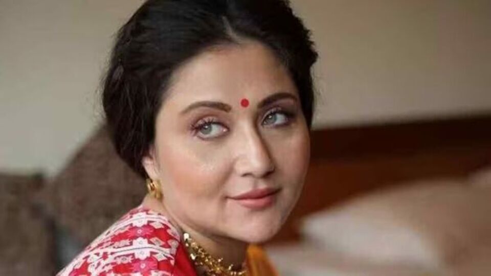 প্রসঙ্গত, ১৯৯৮ সালে জনপ্রিয় রবীন্দ্র সঙ্গীত শিল্পী সাগর সেনের ছেলে প্রমিত সেনকে বিয়ে করেছিলেন স্বস্তিকা। তখন তাঁর বয়স সবে ১৮! বাবা-মা'র পছন্দ করা পাত্রের সঙ্গে দেখাশোনা করে বিয়ে। তবে কয়েক বছরের মধ্য়েই তাল কাটে সম্পর্কে। অন্তঃসত্ত্বা অবস্থাতেই শ্বশুরবাড়ি ছেড়ে বেরিয়ে আসেন স্বস্তিকা। এরপর কেটেছে ২৩ বছর, কিন্তু স্বস্তিকা-প্রমিতের ডিভোর্স মামলা আজও আদালতে বিচারাধীন। 