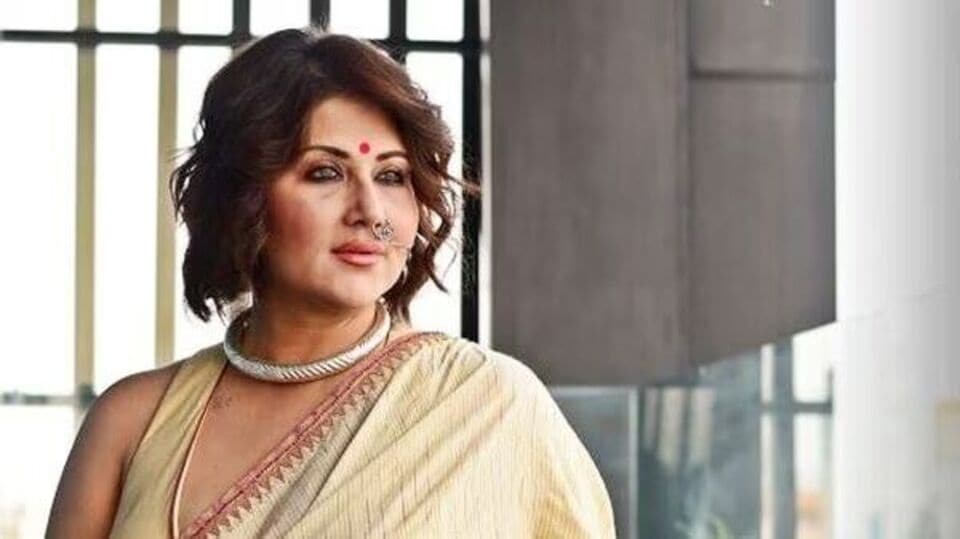তবে সব বিয়েই যে সুখকর হয়, তা তো নয়। অনেক ক্ষেত্রেই বিয়ে ভাঙে, ডিভোর্স হয়। কিন্তু বিচ্ছেদ যখন হয় সেখানে মাধ্যম হিসেবে থাকে আইন অর্থাৎ আইনি বিচ্ছেদ হয়। কিন্তু শাস্ত্র মতে গোত্র পাল্টে যাওয়া সেই মেয়েটা আর তাঁর আগের গোত্রে কি ফিরতে পারে? কারণ শাস্ত্রের নিয়ম মেনে তো বিচ্ছদে হয় না। এবার সেই প্রশ্নই সমাজের দিকে ছুঁড়ে দিলেন স্বস্তিকা। 