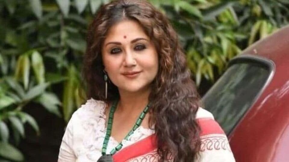 তবে এই প্রথম নয়, আনন্দবাজার ডট কমকে দেওয়া এক সাক্ষাৎকারে অভিনেত্রী জানান, এই প্রশ্ন তিনি তাঁর বাবাকে নাকি করতে। আসলে অল্প বয়সে বিয়ের পিঁড়িতে বসেছিলেন স্বস্তিকা। কিন্তু সেই সংসার খুব একটা সুখের হয়নি। তাই স্বামীর সঙ্গে বিচ্ছেদের পথে হাঁটেন তিনি। 