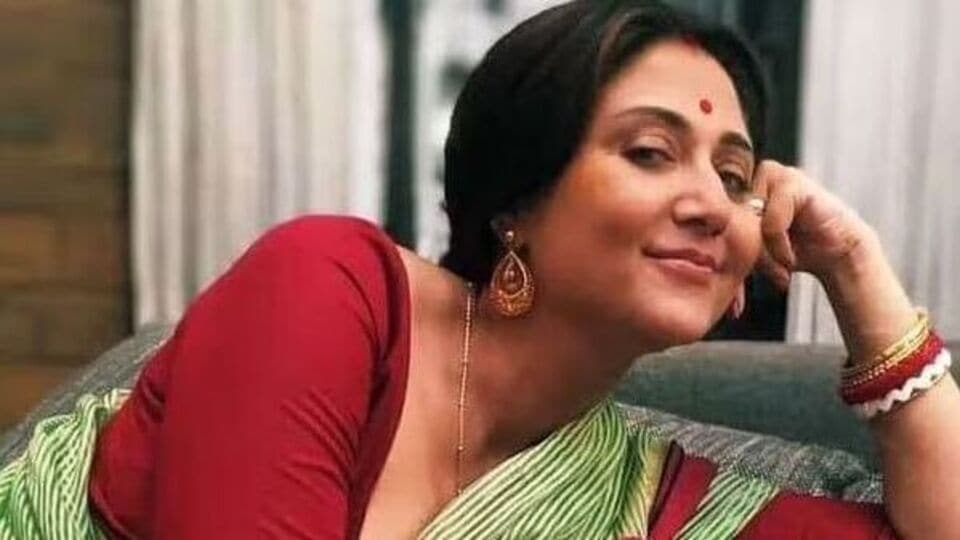 তারপরই নিজের প্রসঙ্গ টেনে স্বস্তিকা প্রশ্ন তোলেন, 'তাহলে কি আমি আমার বাপের বাড়ির গোত্রটা ফেরত পাচ্ছি? শাস্ত্রমতে তো আমার ফেরত আসাটা হচ্ছে না।' তারপরই নায়িকা জানান, এই কথা তিনি তাঁর বাবাকে বলতে। তা শুনে নাকি বাবা তাঁর উপর রেগেও যেতেন। স্বস্তিকার কথায়, 'বাবা অনেক সময়ই আমার প্রশ্নের সঠিক উত্তর দিতেন। তারপর আবার অনেক সব সঠিক উত্তর দিতে পারতেনও না। তখন তিনি আমার উপর রেগে যেতেন। আমাকে বলতেন, এই প্রশ্নটা তোর মাথায় কোথা থেকে এসেছে?' 