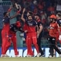টিম ইন্ডিয়ায় জায়গা হয় না, তাতে কী! SRH-এর হেডকে ফিরিয়ে প্রথমে পেসার হিসেবে আরও একটি বিরাট মাইলস্টোন RCB-র ভুবির। ছবি: রয়টার্স