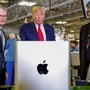 শুক্রবার বিকেলে (ভারতীয় সময় অনুযায়ী) ট্রাম্প বলেছেন, 'আমি অনেকদিন আগেই অ্যাপলের টিম কুককে জানিয়ে দিয়েছিলাম, আমেরিকায় যে আইফোন বিক্রি করা হবে, সেগুলি মার্কিন যুক্তরাষ্ট্রেই তৈরি করতে হবে। ভারত বা অন্য কোথাও সেগুলি তৈরি করলে চলবে না। যদি সেটা হয়, তাহলে অ্যাপলকে আমেরিকায় কমপক্ষে ২৫ শতাংশ শুল্ক দিতে হবে।' (ফাইল ছবি, সৌজন্যে রয়টার্স)