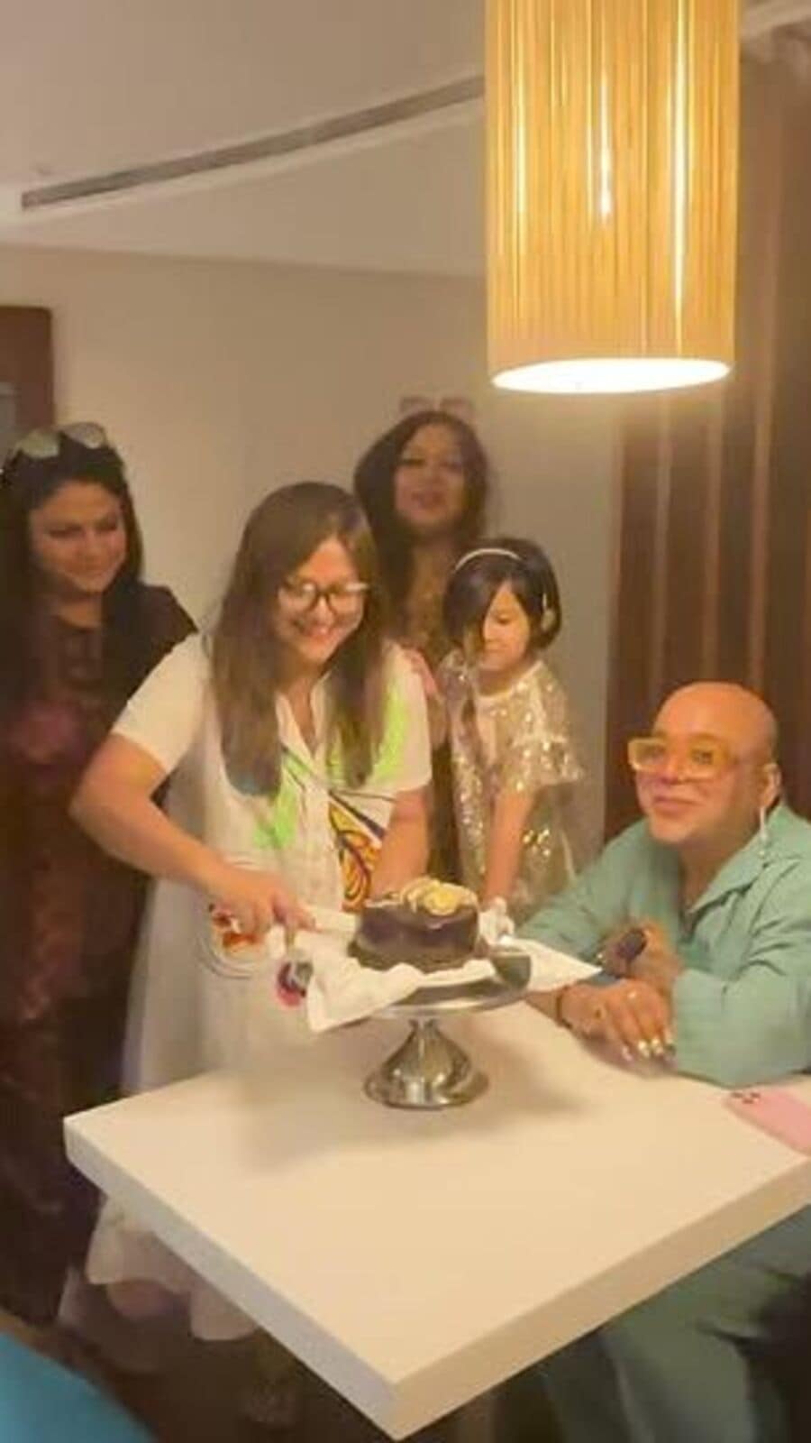 জন্মদিনের উদযাপন, ফের একবার বন্ধুদের সঙ্গে কেক কাটলেন কনীনিকা