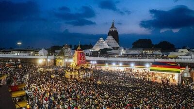 জগন্নাথের রথযাত্রা ভারতের অন্যতম বৃহৎ এবং পবিত্র ধর্মীয় উৎসব। এই গুরুত্বপূর্ণ উৎসব বিশ্বব্যাপী লক্ষ লক্ষ ভক্তকে আকর্ষণ করে। পুরীর এই রথযাত্রায় ভগবান জগন্নাথ, তাঁর ভাই ভগবান বলভদ্র এবং বোন দেবী সুভদ্রার থাকেন। পুরীর জগন্নাথ মন্দির থেকে গুন্ডিচা মন্দিরে যাত্রাকেই রথযাত্রা বলে চিহ্নিত করা হয়। (ANI) জগন্নাথের রথযাত্রা ভারতের অন্যতম বৃহৎ এবং পবিত্র ধর্মীয় উৎসব। এই গুরুত্বপূর্ণ উৎসব বিশ্বব্যাপী লক্ষ লক্ষ ভক্তকে আকর্ষণ করে। পুরীর এই রথযাত্রায় ভগবান জগন্নাথ, তাঁর ভাই ভগবান বলভদ্র এবং বোন দেবী সুভদ্রার থাকেন। পুরীর জগন্নাথ মন্দির থেকে গুন্ডিচা মন্দিরে যাত্রাকেই রথযাত্রা বলে চিহ্নিত করা হয়। (ANI)
