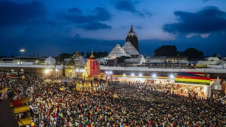 জগন্নাথের রথযাত্রা ভারতের অন্যতম বৃহৎ এবং পবিত্র ধর্মীয় উৎসব। এই গুরুত্বপূর্ণ উৎসব বিশ্বব্যাপী লক্ষ লক্ষ ভক্তকে আকর্ষণ করে। পুরীর এই রথযাত্রায় ভগবান জগন্নাথ, তাঁর ভাই ভগবান বলভদ্র এবং বোন দেবী সুভদ্রার থাকেন। পুরীর জগন্নাথ মন্দির থেকে গুন্ডিচা মন্দিরে যাত্রাকেই রথযাত্রা বলে চিহ্নিত করা হয়। (ANI)