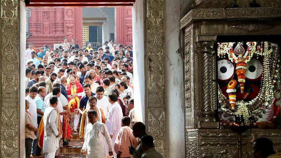 জগন্নাথ রথযাত্রার পেছনের গল্প - জগন্নাথ রথযাত্রার নেপথ্যকাহিনি রীতিমতো হৃদয়স্পর্শী। কথিত আছে, দেবী সুভদ্রা একবার গুন্ডিচায় তাঁর মাসির বাড়িতে যাওয়ার ইচ্ছা প্রকাশ করেছিলেন। তাঁর ইচ্ছা পূরণের জন্য, ভগবান জগন্নাথ এবং ভগবান বলভদ্র তাঁর সাথে রথে চড়ে যাওয়ার সিদ্ধান্ত নেন। প্রতি বছর এই ঐশ্বরিক যাত্রা জগন্নাথ রথযাত্রা হিসাবে পালন করা হয়। (এএনআই)