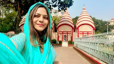 যে ভিডিয়োয় স্কটিশ ইউটিউবার এতকিছু বলেছেন, সেটা গত ১ মার্চ নিজের চ্যানেলে আপলোড করেছিলেন। তাতে জ্যোতির সঙ্গে কথোপকথনের মুহূর্তও ছিল। এমনকী ভিডিয়োর শিরোনাম ছিল, ‘পাকিস্তানে দারুণ উপভোগ করছে ভারতীয় মেয়ে।’ আর জ্যোতির ইউটিউব চ্যানেলে পোস্ট করা ভিডিয়োয় ওই স্কটিশ ইউটিউবারকে দেখা গিয়েছিল। যে ভিডিয়োটি ১৯ মার্চ আপলোড করেছিল জ্যোতি। (ফাইল ছবি, সৌজন্যে ফেসবুক) যে ভিডিয়োয় স্কটিশ ইউটিউবার এতকিছু বলেছেন, সেটা গত ১ মার্চ নিজের চ্যানেলে আপলোড করেছিলেন। তাতে জ্যোতির সঙ্গে কথোপকথনের মুহূর্তও ছিল। এমনকী ভিডিয়োর শিরোনাম ছিল, ‘পাকিস্তানে দারুণ উপভোগ করছে ভারতীয় মেয়ে।’ আর জ্যোতির ইউটিউব চ্যানেলে পোস্ট করা ভিডিয়োয় ওই স্কটিশ ইউটিউবারকে দেখা গিয়েছিল। যে ভিডিয়োটি ১৯ মার্চ আপলোড করেছিল জ্যোতি। (ফাইল ছবি, সৌজন্যে ফেসবুক)