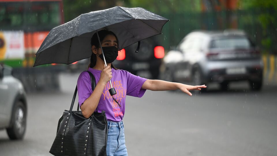 'ওভারল্যাপ সার্ভিস পিরিয়ড' বিষয়টা কী? যখন কোনও কর্মী একইসঙ্গে দুটি পৃথক প্রতিষ্ঠানে কাজ করছেন বলে দেখানো হয়, তখন সেটাকে ওভারল্যাপ সার্ভিস পিরিয়ড' বলা হয়। ভুলবশত বা অন্য কোনও কারণে পুরনো সংস্থায় শেষ যেদিন কাজ করেছেন এবং নয়া সংস্থায় যেদিন যোগ দিয়েছেন, সেটা যদি ওভারল্যাাপ করে যায়, তখন এরকম সমস্যা হয়ে থাকে। (ছবিটি প্রতীকী, সৌজন্যে সুনীল ঘোষ/হিন্দুস্তান টাইমস)