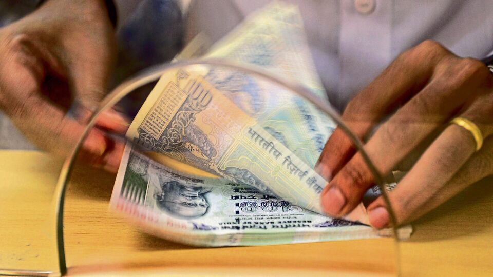 এমপ্লয়িজ প্রভিডেন্ট ফান্ডে (ইপিএফ) সুদের হার অপরিবর্তিত রাখার মধ্যেই বেসরকারি সংস্থার কর্মচারীদের আরও একটি সুখবর দিল এমপ্লয়িজ প্রভিডেন্ট ফান্ড অর্গানাইজেশন। ইপিএফওয়ের তরফে জানানো হয়েছে, 'ওভারল্যাপ সার্ভিস পিরিয়ড'-র কারণে কর্মীদের ট্রান্সফারের দাবি খারিজ করে দেওয়া যাবে না। যে সিদ্ধান্তের ফলে প্রচুর কর্মী লাভবান হবেন এবং ঝঞ্জাট থেকে মুক্তি পাবেন। (ছবিটি প্রতীকী, সৌজন্যে এএফপি)