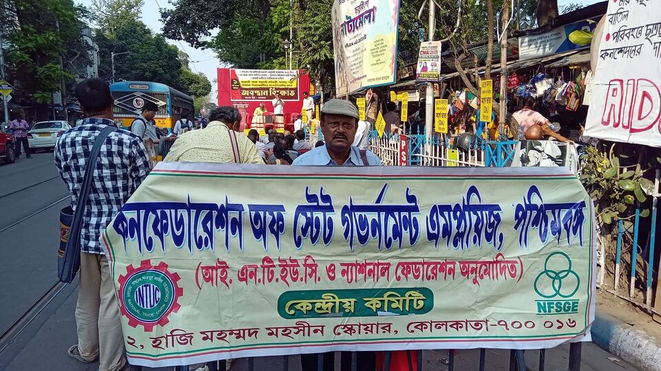 রাজ্য সরকারি কর্মচারীদের সংগঠন কনফেডারেশন অফ স্টেট গভর্নমেন্ট এমপ্লয়িজের সাধারণ সম্পাদক মলয় মুখোপাধ্যায় জানিয়েছেন, ডিএ মামলায় মূল দাবি ছিল যে ব্যাক-লগ অনুযায়ী বকেয়া মহার্ঘ ভাতা মিটিয়ে দিতে হবে। একটা নির্দিষ্ট বিষয় নিয়ে মামলা করা হয়েছিল। তাঁরা যে মামলা করেছিলেন, তাতে সুদ, গ্র্যাজুইটি বৃদ্ধি বা লিভ এনক্যাশমেন্টের কথা বলা হয়নি। (ফাইল ছবি, সৌজন্যে ফেসবুক)