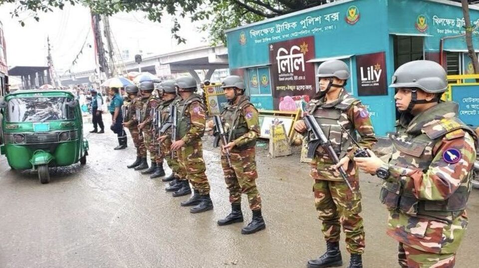 সোমবার সামরিক অভ্যুত্থান নিয়ে প্রশ্নের প্রেক্ষিতে বাংলাদেশের সেনা সদরের মিলিটারি অপারেশনসের ডিরেক্টরেট কর্নেল মহম্মদ শফিকুল ইসলাম দাবি করেন, নির্বাচন নিয়ে যথেষ্ট আলোচনা হয়েছে। এই বিষয়টা আর কোনও কথা বলতে চাইছে না বাংলাদেশ সেনা। আর সেনা যে ক্ষমতা দখল করতে চায় বা সেনার ক্ষমতা দখলের কোনও ইচ্ছা আছে, তা নিয়ে কোনও আলোচনা হয়নি। (ছবিটি প্রতীকী, সৌজন্যে এক্স @BDArmyOfficial)