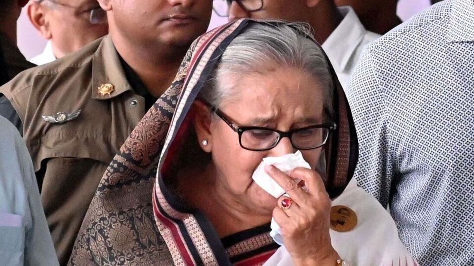 'আমার বিরুদ্ধে ২২৭টি মামলা হয়েছে, তাই ২২৭ জনকে হত্যার লাইসেন্স পেয়ে গেছি!' বাংলাদেশি বিভিন্ন সংবাদমাধ্যমের দাবি অনুসারে, সম্প্রতি সোশাল মিডিয়ায় নাকি এমন একটি অডিয়ো রেকর্ডিং ছড়িয়ে পড়েছে। দাবি করা হচ্ছে, যাঁর কণ্ঠে এই মন্তব্য শোনা গিয়েছে, তিনি বাংলাদেশের পদচ্যুত প্রধানমন্ত্রী শেখ হাসিনা! তাই তাঁর বিরুদ্ধে আন্তর্জাতিক অপরাধ ট্রাইব্যুনালের বিচারকাজে হস্তক্ষেপ ও হুমকি দেওয়ার অভিযোগ তোলা হয়েছে। (File Photo)