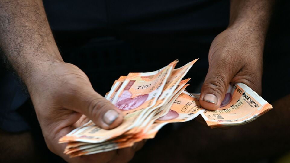 ইপিএফওয়ের তরফে জানানো হয়েছে, যথাযোগ্য কারণেই 'ওভারল্যাপ সার্ভিস পিরিয়ড' হতে পারে। তাই শুধুমাত্র ওই কারণেই কর্মীদের ট্রান্সফারের আবেদন খারিজ করে দেওয়া যাবে না। কর্মীরা যখন কোনও সংস্থায় কাজে যোগ দেন, তখন পুরনো কোম্পানি থেকে নতুন প্রতিষ্ঠানে নিজেদের প্রভিডেন্ট ফান্ডের ব্যালেন্স ট্রান্সফার করে থাকেন। (ছবিটি প্রতীকী, সৌজন্যে এএফপি) 