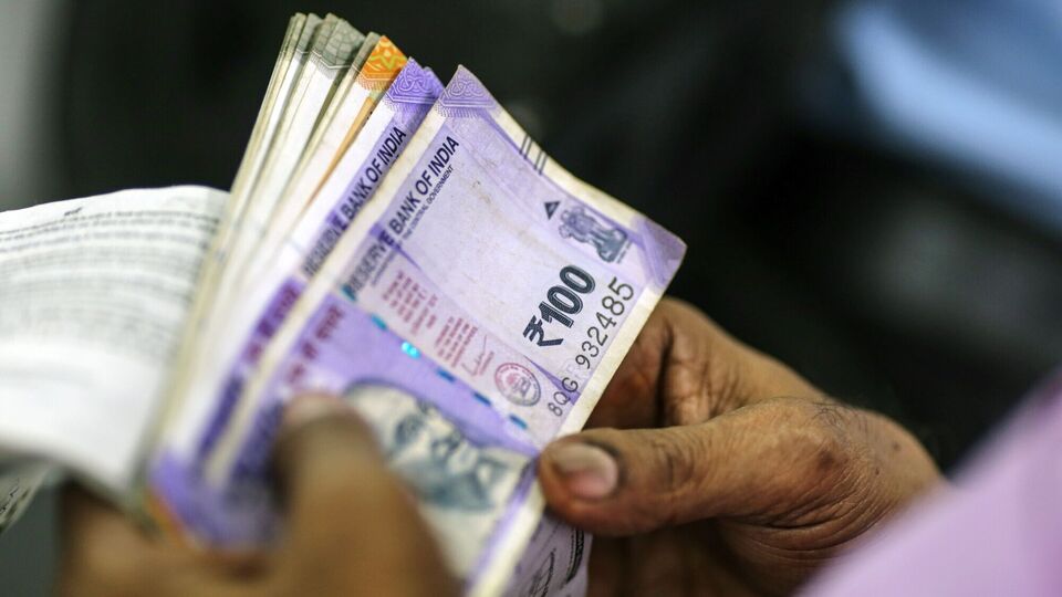 সংশ্লিষ্ট মহলের বক্তব্য, ইপিএফও যে নয়া ঘোষণা করল, তাতে আরও সহজে ট্রান্সফার করতে পারবেন কর্মীরা। কাস্টডিয়ান.লাইফের ব্যক্তিগত আর্থিক বিষয়ের বিশেষজ্ঞ কুণাল কাবরা জানিয়েছেন, ধরা যাক, কোনও কর্মী ২০ বছর কাজ করেছেন। কিন্তু কোনও দুটি প্রতিষ্ঠানে কাজের ক্ষেত্রে একটা দিনেও ওভারল্যাপ হলে টাকা আটকে যেত। এবার থেকে সেই ঝামেলা কেটে গেল বলে মনে করছে সংশ্লিষ্ট মহল। (ছবিটি প্রতীকী, সৌজন্যে রয়টার্স)