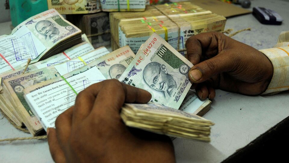 এমনিতে এবার ইপিএফের সুদের হার ৮.২৫ শতাংশ রাখা হয়েছে। সেই হারেই সাত কোটির বেশি ইপিএফএও গ্রাহকের অ্যাকাউন্টে সুদের টাকা ঢুকবে বলে জানানো হয়েছে। উপকৃত হবেন তাঁরা। ২০২০-২১ অর্থবর্ষে তো সুদের হার ৮.১ শতাংশে নেমে গিয়েছিল। যা ১৯৭৭-৭৮ সালের পরে সর্বনিম্ন স্তরে নেমে গিয়েছিল। পরবর্তীতে ২০২৪ সালের ফেব্রুয়ারিতে সুদের হার বাড়িয়ে ৮.২৫ শতাংশ করা হয়। (ছবিটি প্রতীকী, সৌজন্যে রয়টার্স)