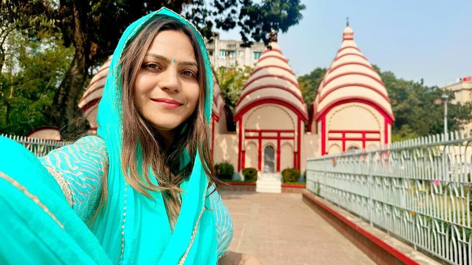 যে ভিডিয়োয় স্কটিশ ইউটিউবার এতকিছু বলেছেন, সেটা গত ১ মার্চ নিজের চ্যানেলে আপলোড করেছিলেন। তাতে জ্যোতির সঙ্গে কথোপকথনের মুহূর্তও ছিল। এমনকী ভিডিয়োর শিরোনাম ছিল, ‘পাকিস্তানে দারুণ উপভোগ করছে ভারতীয় মেয়ে।’ আর জ্যোতির ইউটিউব চ্যানেলে পোস্ট করা ভিডিয়োয় ওই স্কটিশ ইউটিউবারকে দেখা গিয়েছিল। যে ভিডিয়োটি ১৯ মার্চ আপলোড করেছিল জ্যোতি। (ফাইল ছবি, সৌজন্যে ফেসবুক)