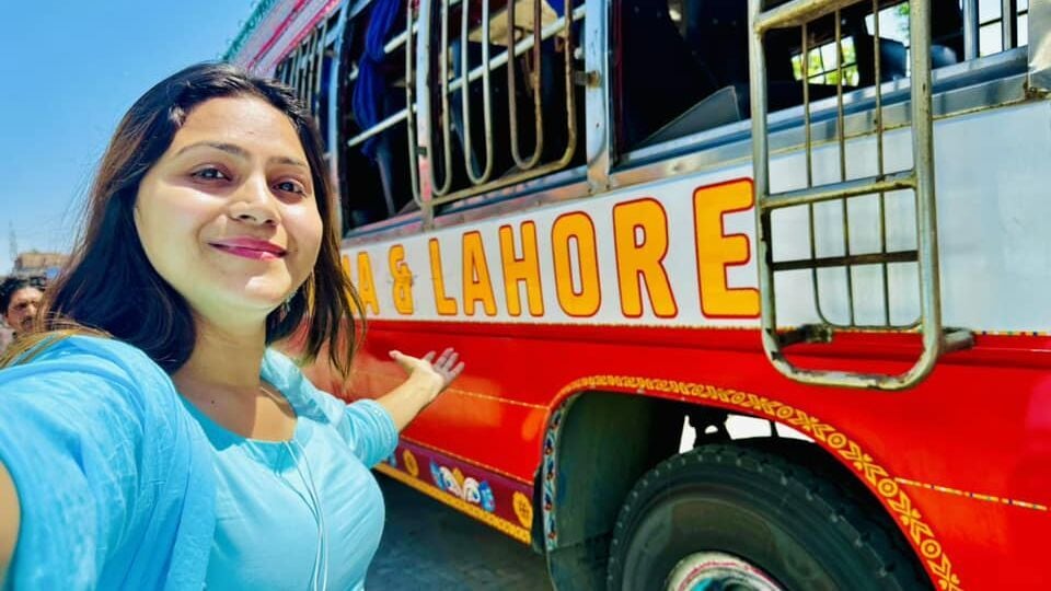 এমনিতে পাকিস্তানে যাওয়ার যে সব ভিডিয়ো পোস্ট করেছিল, তাতে দাবি করেছিল যে অন্যান্য পর্যটকদের সঙ্গে বাসে করে ঘুরছে। হিন্দু ও শিখ সম্প্রদায়ের বিভিন্ন উপাসনাস্থলে গিয়েছিল জ্যোতি। আট্টারি-ওয়াঘা সীমান্ত দিয়ে পাকিস্তানে ঢোকার পরেই বাসের বুকিং করেছে বলে দাবি করেছিল। জ্যোতি দাবি করেছিল, লাহোরের আনারকলি বাজারেও বাসে করে গিয়েছিল। (ফাইল ছবি, সৌজন্যে ফেসবুক)
