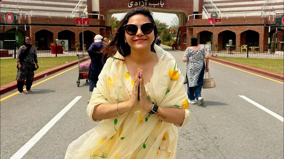 ওই ভিডিয়োয় স্কটিশ ইউটিউবারকে বলতে শোনা যায়, ‘ওর সঙ্গেই ওই লোকেরা আছে, ওর সুরক্ষায় আছে। আমি জানি না ব্যাপারটা কী। এত বন্দুকের কী দরকার আছে? ওর চারপাশে কী কী বন্দুক আছে, দেখুন। ওকে ঘিরে ছ'জন বন্দুকবাজ আছে।’ সেইসঙ্গে স্কটিশ ইউটিউবারের ভিডিয়োয় জ্যোতির সঙ্গে আরও কয়েকজনকে দেখা গিয়েছে। যাদের দেখে পর্যটক মনে হতে পারে। তিনি জানান, কেন এত লোক বন্দুক নিয়ে আছে, সে বিষয়ে ঠিক নিশ্চিত নন। (ফাইল ছবি, সৌজন্যে ফেসবুক)