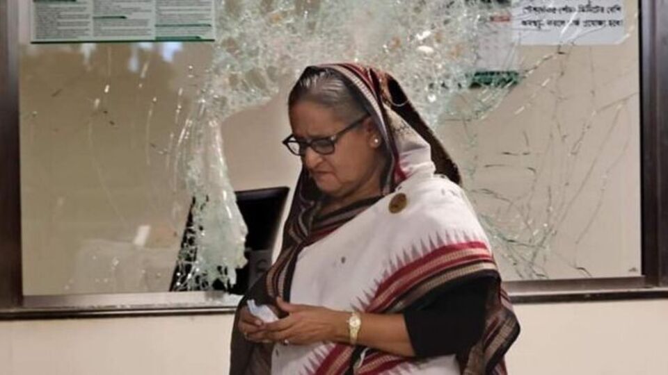 সেই সময় চিফ প্রসিকিউটরই বলেছিলেন, অনলাইনে ছড়িয়ে পড়া একটি অডিয়োতে একজনকে বলতে শোনা যায়, 'আমার বিরুদ্ধে ২২৭টি মামলা হয়েছে। তাই ২২৭ জনকে হত্যার লাইসেন্স পেয়ে গেছি!' তদন্ত সংস্থা ওই অডিয়োর ফরেনসিক পরীক্ষা করে তা শেখ হাসিনার বলে নিশ্চিত হয়েছে। (File Photo)