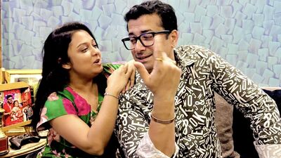 এদিন সুদীপ্তা চক্রবর্তী তাঁদের আড্ডার ছবিগুলো পোস্ট করে লেখেন, 'যখন পোনার সঙ্গে ছানার দেখা হয়। আমার পছন্দের মানুষ, অর্চি বাবু।' এদিন সুদীপ্তা চক্রবর্তী তাঁদের আড্ডার ছবিগুলো পোস্ট করে লেখেন, 'যখন পোনার সঙ্গে ছানার দেখা হয়। আমার পছন্দের মানুষ, অর্চি বাবু।'