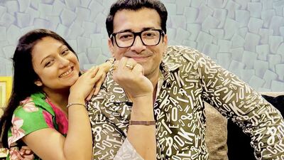 প্রসঙ্গত এতদিন পর বাহামণি এবং অর্চিকে একসঙ্গে দেখে নস্টালজিক হয়ে পড়েন অনুরাগীরা। এক ব্যক্তি লেখেন, 'তোমাদের দুজনকে খুব ভালো লাগছে। অনেকদিন পর দেখলেন অর্চি, বাহাকে। ভালো থেকো।' আরেকজন লেখেন, 'তোমরা কি আবার জুটি বাঁধছ? আবার একসঙ্গে দেখা যাবে তোমাদের?' তৃতীয় ব্যক্তি লেখেন, 'আবারও তোমাদের একসঙ্গে দেখতে চাই।' প্রসঙ্গত এতদিন পর বাহামণি এবং অর্চিকে একসঙ্গে দেখে নস্টালজিক হয়ে পড়েন অনুরাগীরা। এক ব্যক্তি লেখেন, 'তোমাদের দুজনকে খুব ভালো লাগছে। অনেকদিন পর দেখলেন অর্চি, বাহাকে। ভালো থেকো।' আরেকজন লেখেন, 'তোমরা কি আবার জুটি বাঁধছ? আবার একসঙ্গে দেখা যাবে তোমাদের?' তৃতীয় ব্যক্তি লেখেন, 'আবারও তোমাদের একসঙ্গে দেখতে চাই।'