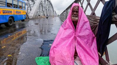 এই আবহে ২৮ মে দক্ষিণবঙ্গের সব জেলায় হালকা থেকে মাঝারি বৃষ্টি হতে পারে। সঙ্গে বইতে পারে ঝোড়ো হাওয়া। এছাড়া সেদিন ভারী বৃষ্টির সম্ভাবনা আছে উত্তর ২৪ পরগনা, দক্ষিণ ২৪ পরগনা, পূর্ব মেদিনীপুর, পশ্চিম মেদিনীপুরে। নিম্নচাপের জেরেই উপকূলীয় এই জেলাগুলিতে ভারী বৃষ্টি হতে পারে বলে জানা গিয়েছে। তাই দক্ষিণবঙ্গের সব জেলাতে ২৮ তারিখ হলুদ সতর্কতা জারি করা হয়েছে। (Debajyoti Chakraborty) এই আবহে ২৮ মে দক্ষিণবঙ্গের সব জেলায় হালকা থেকে মাঝারি বৃষ্টি হতে পারে। সঙ্গে বইতে পারে ঝোড়ো হাওয়া। এছাড়া সেদিন ভারী বৃষ্টির সম্ভাবনা আছে উত্তর ২৪ পরগনা, দক্ষিণ ২৪ পরগনা, পূর্ব মেদিনীপুর, পশ্চিম মেদিনীপুরে। নিম্নচাপের জেরেই উপকূলীয় এই জেলাগুলিতে ভারী বৃষ্টি হতে পারে বলে জানা গিয়েছে। তাই দক্ষিণবঙ্গের সব জেলাতে ২৮ তারিখ হলুদ সতর্কতা জারি করা হয়েছে। (Debajyoti Chakraborty)